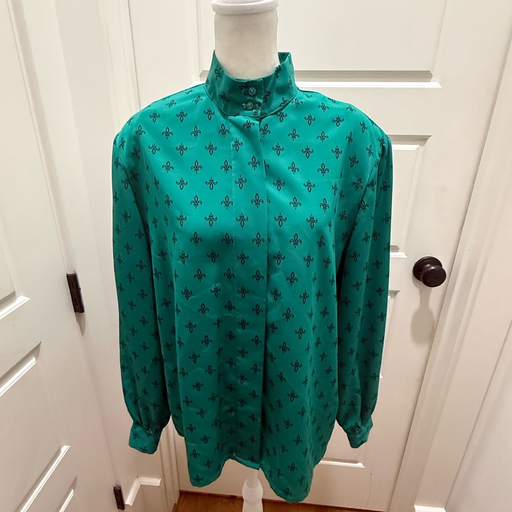 Vintage Pendleton Button Down Blouse. Green w/Navy Fleur de Lis. Size Medium.